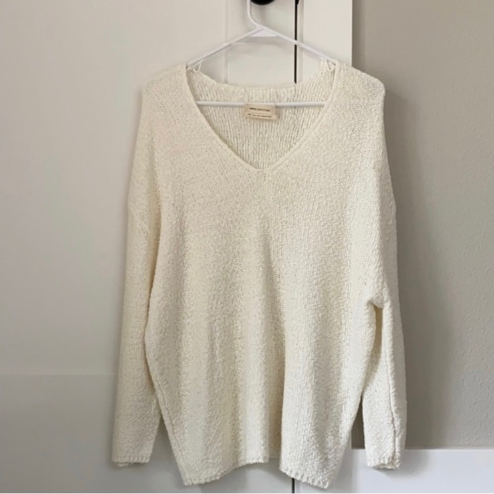 Urban Outfitters Women's Cream and White V-Neck Off-the-shoulder Sweater